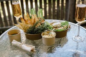 罗斯巴德航道度假村的一张桌子,上面放着一盘食物和酒杯