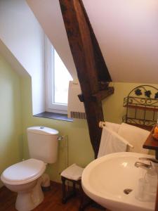 圣莱奥纳尔托尼勒斯客栈的一间带卫生间和水槽的浴室