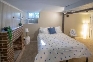 盐湖城3BD HOME Downtown SLC - Hot Tub - SAUNA-fast wifi的一间卧室配有一张带蓝色枕头的床