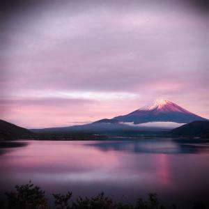 富士河口湖K's House MtFuji -ケイズハウスMt富士- Travelers Hostel- Lake Kawaguchiko的日落时分在湖中反射的山