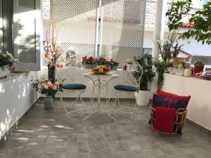 斯巴达迪娜之家公寓的配有桌椅和植物的房间