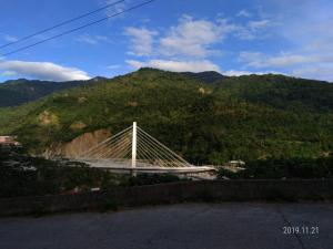 Wenquan知本喻禾溫泉民宿的山丘上的白桥