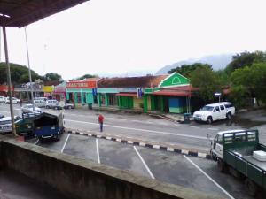 瓜埠langkawi homestay murah kawasan bandar的停车场内有车辆的街道