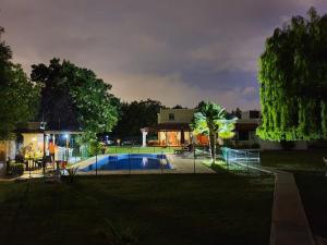 查克拉斯德科里亚尼亚加拉公寓的一座晚上设有游泳池的房子