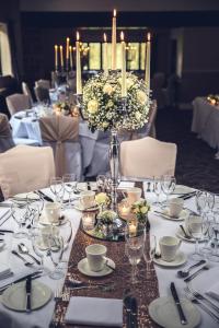 达宁顿堡精选河上牧师之家酒店的长桌,带白板,蜡烛和鲜花