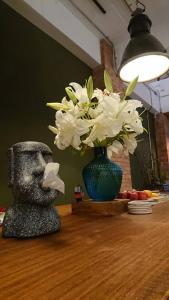花莲市巴斯特先生民宿 的花瓶,花朵花朵花在桌子上