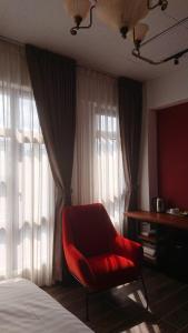 花莲市巴斯特先生民宿 的卧室窗户前的红色椅子
