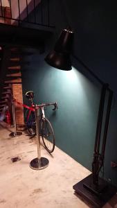 花莲市巴斯特先生民宿 的台灯旁的自行车