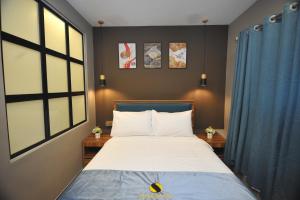 八打灵再也Skye Hotel Sunway的一间卧室设有一张床和两个窗户。