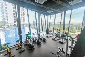 Condo near Bukit Jalil by Idealhub的健身中心和/或健身设施