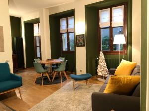 阿罗纳La Via degli Artisti的客厅配有沙发和带圣诞树的桌子