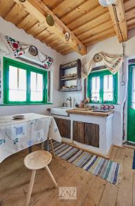 GlodCasa Glod的厨房设有绿色窗户,铺有木地板