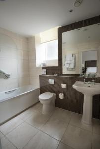 鲍内斯温德米尔麦克唐纳德老英格兰酒店&SPA的带浴缸、卫生间和盥洗盆的浴室