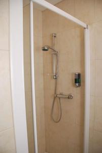 卡舍尔奥布林卡瑟尔住宿加早餐旅馆的浴室内配有淋浴和头顶淋浴