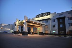 欧克莱尔欧克莱尔大都会酒店 的带有读取汽车旅馆的标志的酒店