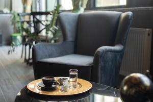 恰纳卡莱库拉酒店的一张桌子,上面放着两杯咖啡和一把椅子