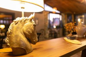 恰纳卡莱库拉酒店的青铜马头在桌子上,边用灯
