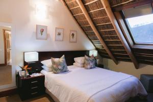 弗朗斯胡克巴斯普罗旺斯乡间别墅酒店的卧室配有一张大白色床和窗户