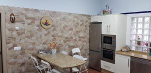 塔皮亚德卡萨列戈A Fragua的厨房配有桌子和石墙