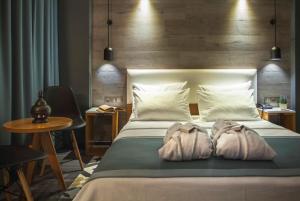 恰纳卡莱库拉酒店的一间卧室配有一张带两个枕头的床