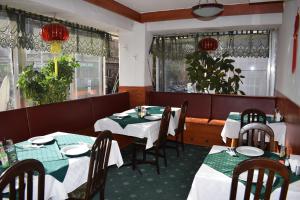 索非亚 萨尔雅思克贝瑟达酒店的用餐室设有桌椅和窗户。