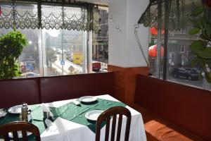索非亚 萨尔雅思克贝瑟达酒店的市景餐厅餐桌