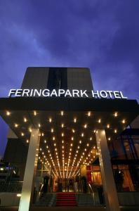 慕尼黑Feringapark Hotel Unterföhring的建筑上方有灯号