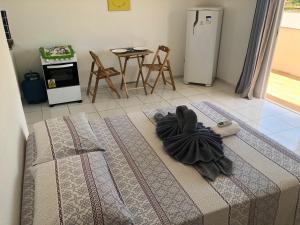 卡姆布库Vilas Blancas的一间卧室配有一张床,床上有毛巾