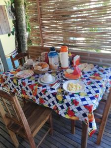 杰里科科拉Pousada do farol的一张桌子,上面有餐桌布,上面有食物