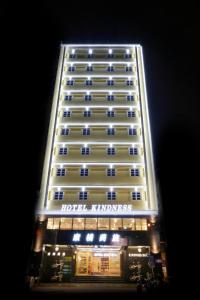 高雄康桥商旅 - 后驿九如馆的一座大型酒店大楼,晚上灯照亮
