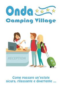 阿尔代亚Onda Camping Village的一群人在厨房里烹饪,厨房里贴着绿塔露营村的标志