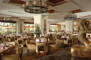 惠州惠州康帝国际酒店的一间带桌椅的用餐室和一间餐厅