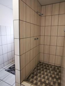 GhanziPlot 19的一间带淋浴的浴室,配有瓷砖墙壁