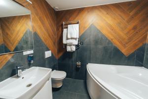 利沃夫Cities Gallery Apart-hotel的带浴缸、卫生间和盥洗盆的浴室