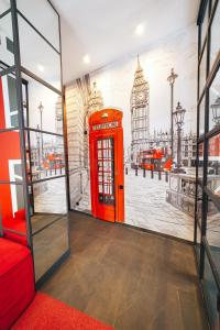 利沃夫Cities Gallery Apart-hotel的一张大便的红色电话亭