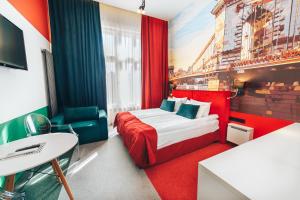 利沃夫Cities Gallery Apart-hotel的酒店客房配有红色的床和书桌