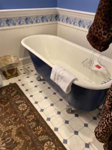 印第安纳波利斯奈斯特尔住宿加早餐旅馆的带浴缸的浴室,铺有瓷砖地板