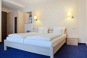 弗里索伊特城市酒店的一张大白色的床,位于酒店客房内