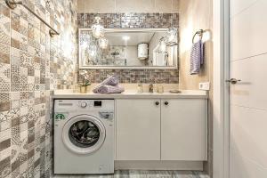 阿德耶Luxury apartment Orlando的一间带洗衣机和水槽的浴室