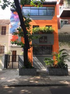 里约热内卢DeROSE Ipanema - quarto no coração de Ipanema的前面有棵树的建筑