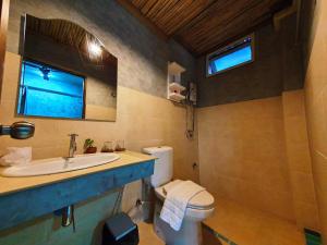 涛岛Life koh tao resort的一间带水槽和卫生间的浴室