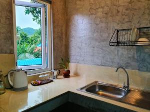 涛岛Life koh tao resort的厨房设有水槽和窗户。