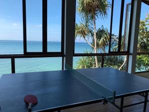 沙璜普劳韦天堂度假屋的一张乒乓球桌,享有海景
