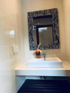 乌布Sari House Ubud的一间带水槽和镜子的浴室