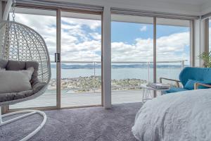 霍巴特Nature & Relax House, Panoramic sea view, Free parking 37的一间卧室配有一张床,享有水景