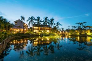 会安Zest Resort & Spa Hoi An的享有度假村的夜间景致。