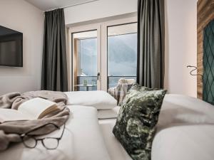 迈尔霍芬Platzhirsch Apart & Mayrhofen的酒店客房设有两张床和窗户。