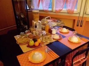 瓦伦纳奥瑞兹之家住宿加早餐旅馆的上面有食物和水果的桌子