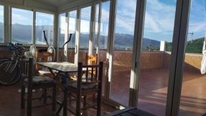 阿尔戈多纳莱斯Atico centrico ideal en Algodonales的阳台的用餐室配有桌椅