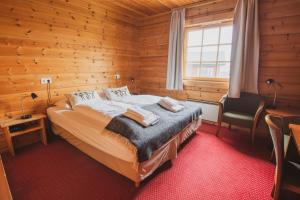 都皮沃古尔未来酒店的木制客房内的一间卧室,配有一张床